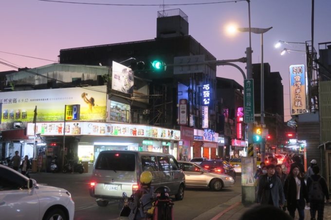 夕暮れの台湾・台北「公館夜市」の街並み。