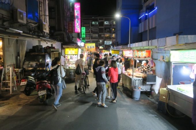 台湾・台北「公館夜市」夜23時頃の様子。