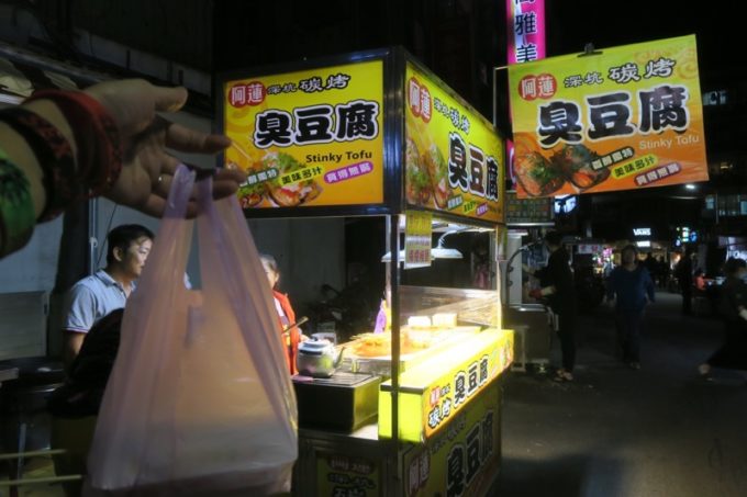 台湾・台北「公館夜市」で23時過ぎに営業していた臭豆腐屋さん。