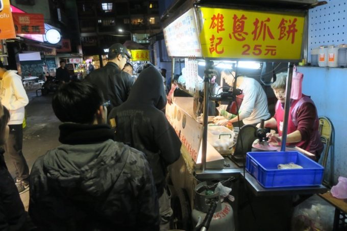 台湾・台北「公館夜市」23時過ぎに営業していたネギ餅屋さんの雄記葱抓餅。
