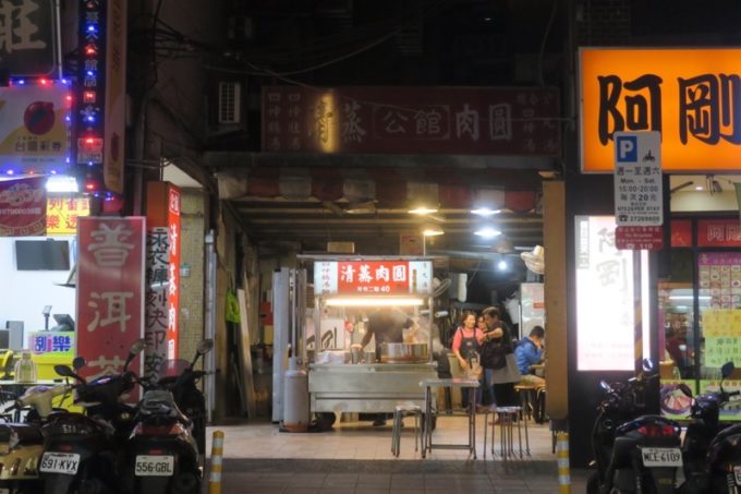 台湾・台北「公館夜市」で見かけた道の向こうの清蒸肉團。