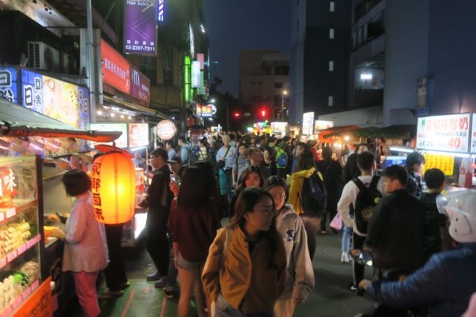 台湾・台北「公館夜市」の人の波と賑わい。
