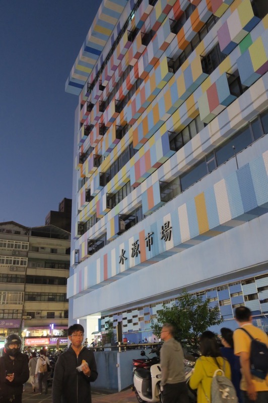 台湾・台北「公館夜市」には水色を基調としたカラフルな水源市場がある。