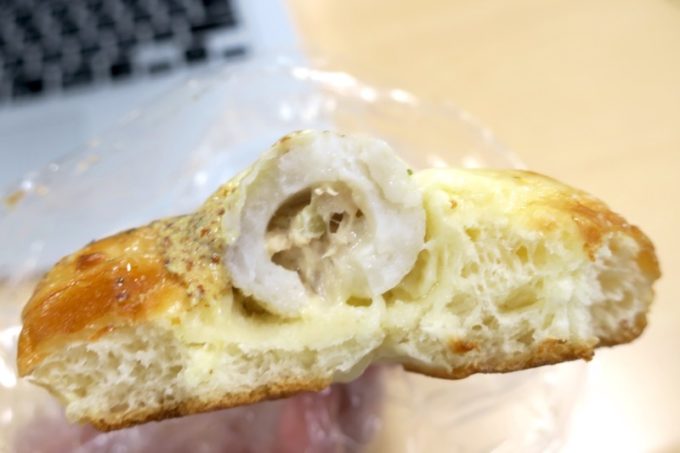那覇・国場「カバのパン屋さん」のちくわパン（160円）は、ちくわの中にまでツナサラダがたっぷり。