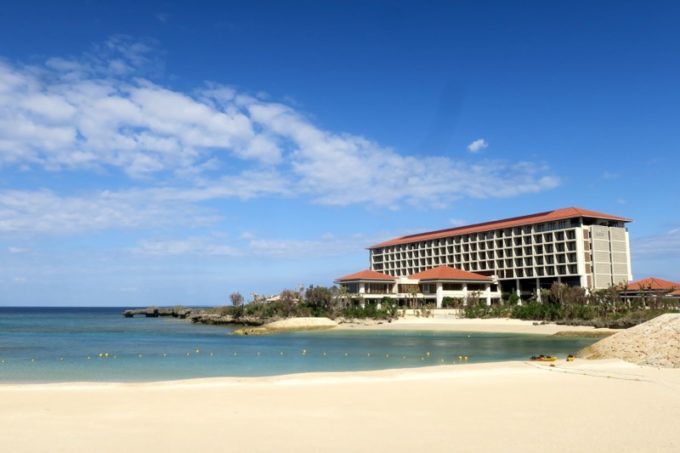 「ハイアットリージェンシー瀬良垣アイランド沖縄」は海に囲まれたリゾーホテル。