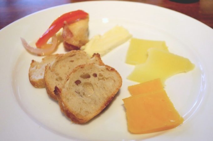 「ハイアットリージェンシー瀬良垣アイランド沖縄」オールデイダイニング セラーレの土日祝限定ウィークエンドブランチブッフェで食べたチーズ盛り合わせ。