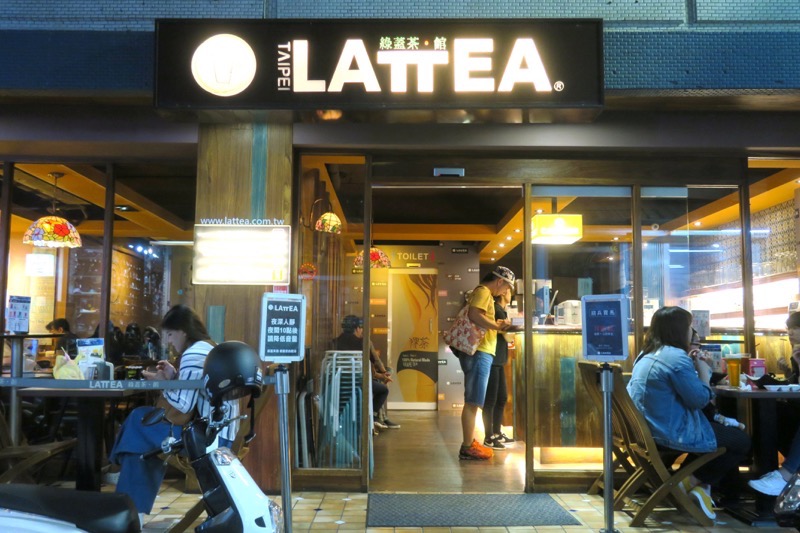 台北・士林夜市の中にあるカフェ「LATTEA」の外観。