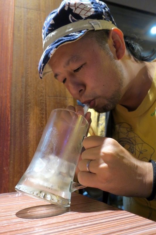 台北・士林夜市の中にあるカフェ「LATTEA」でタピオカドリンクを飲み干すご主人サマー。