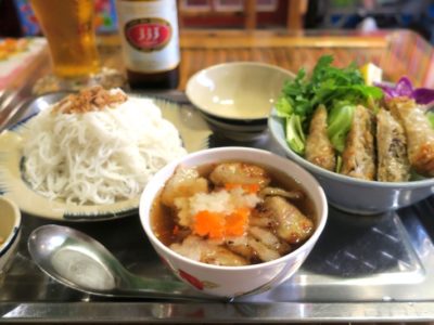 那覇・松尾のベトナム料理「ノイカフェ」で食べた混ぜ混ぜ麺のブンチャー（850円）をいただく。