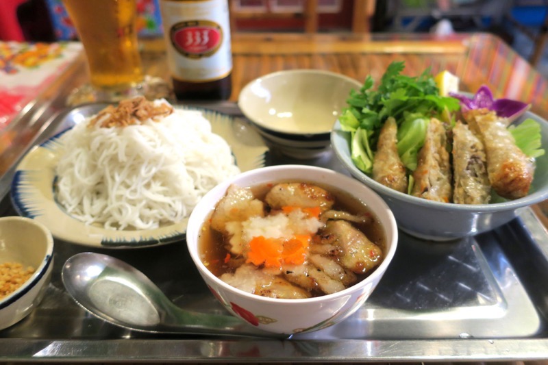 那覇・松尾のベトナム料理「ノイカフェ」で食べた混ぜ混ぜ麺のブンチャー（850円）をいただく。