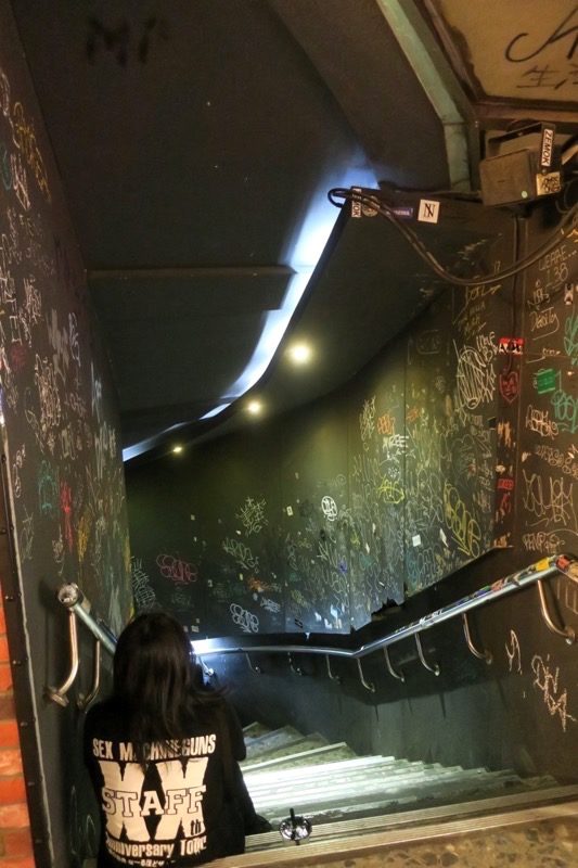 THE WALL公館の地下に続く階段。