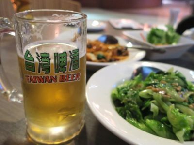 台湾ビール工場併設「Super 346 Live House」で飲んだビールと台湾料理のおつまみ。