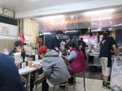 台北・公館夜市の店名不明な食堂の店内。