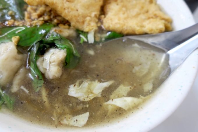 台北・公館夜市の店名不明な食堂の綜合羹のスープは、魚介っぽい香りがした。