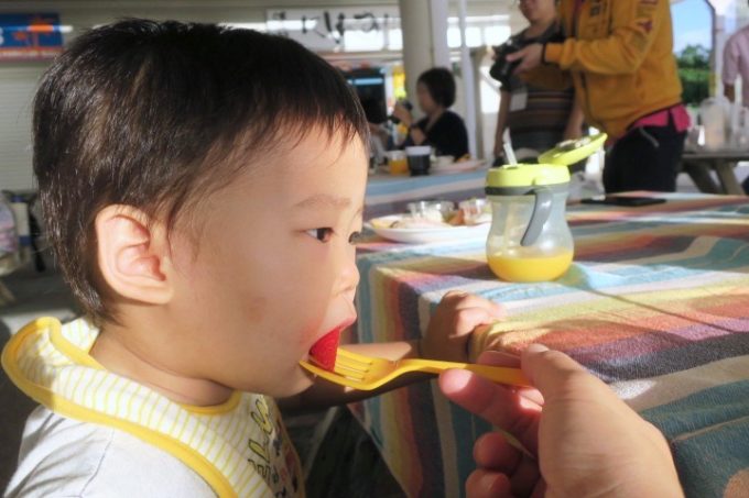 伊江島「伊江ビーチ」でフルーツを食べるお子サマー。