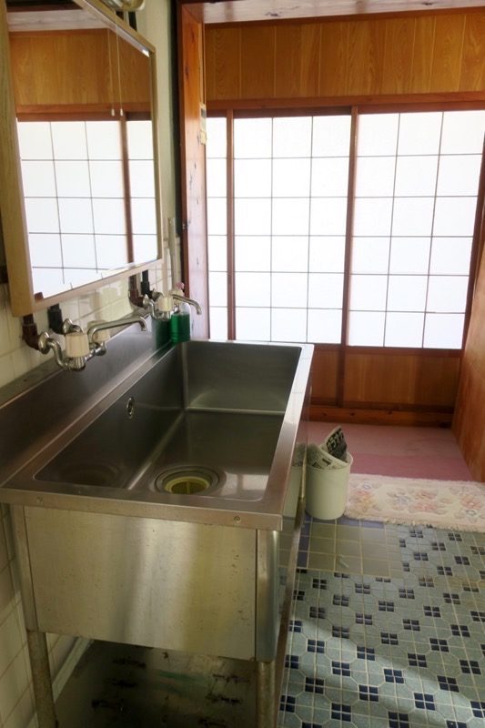 伊江島「民宿かりゆし」の洗面台。
