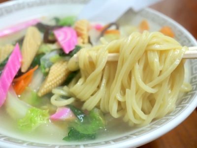 伊江島「食事処 岬」の五目ラーメンは野菜の旨味が滲み出た塩ベースのスープ。