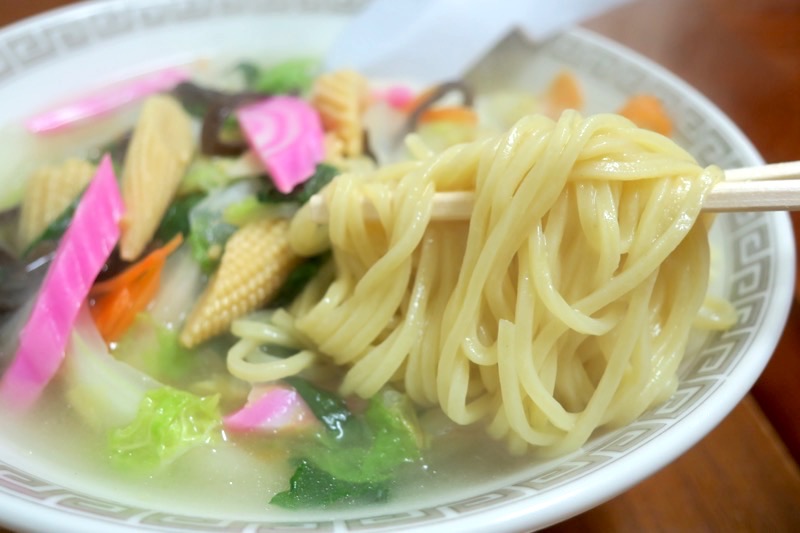 伊江島「食事処 岬」の五目ラーメンは野菜の旨味が滲み出た塩ベースのスープ。