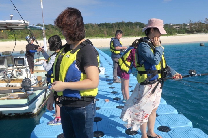 伊江島の魚類養殖場のいかだ釣りの様子を撮影してもらった（その2）