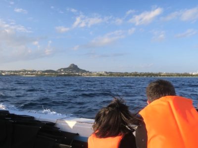 伊江島沖から、漁船に乗って伊江島タッチューを眺める。