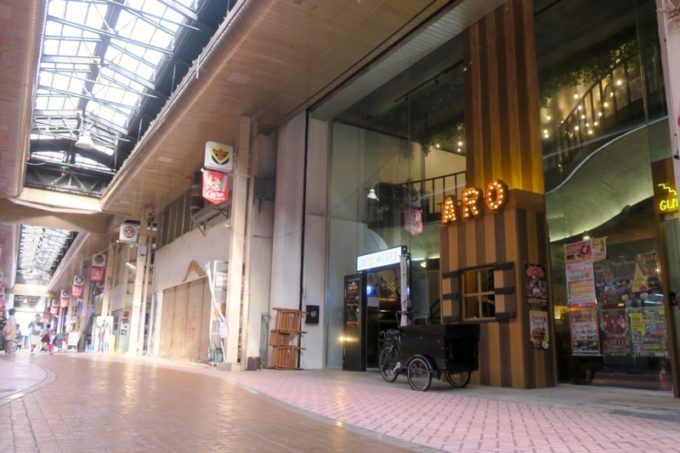 「アーケードリゾートオキナワ ホテル＆カフェ」は沖縄市・一番街のアーケード街にある。