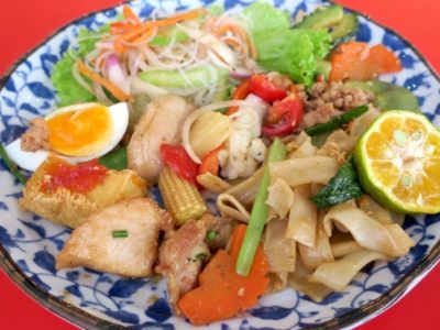 沖縄市「タイフードクラブ バカラ（Thai Food Club Baccara）」のランチブッフェで取り分けたタイ料理の数々。
