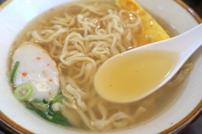 嘉手納「みよ家」のスープは、羅臼昆布やカツオ、椎茸をベースに香味野菜を合わせた超あっさり系。