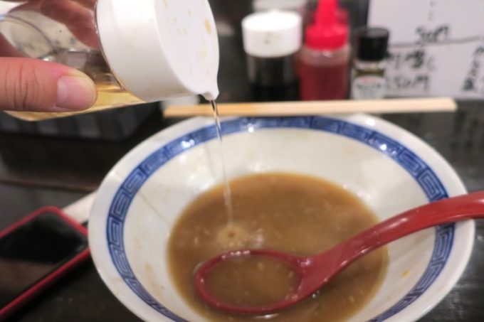 沖縄市「ラーメンLab ソウハチヤ」あっという間に食べ終えてしまい、スープにオスを垂らして味変。