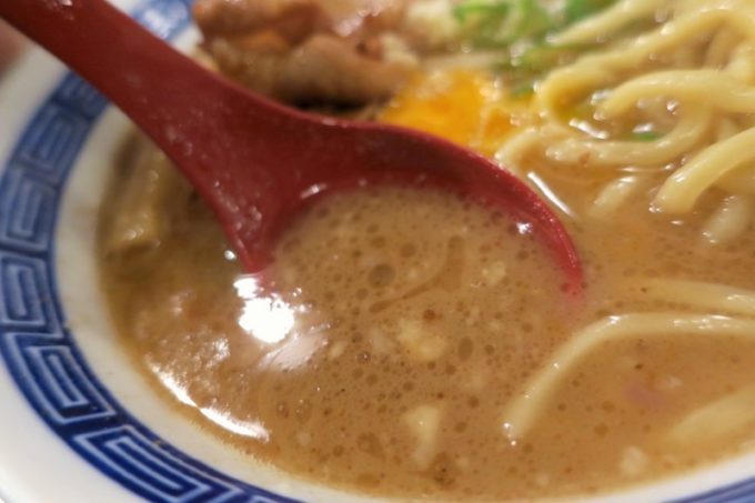 沖縄市「ラーメンLab ソウハチヤ」真夜中に食べる中華ソバは、ラーメンじゃないから許される気がする。