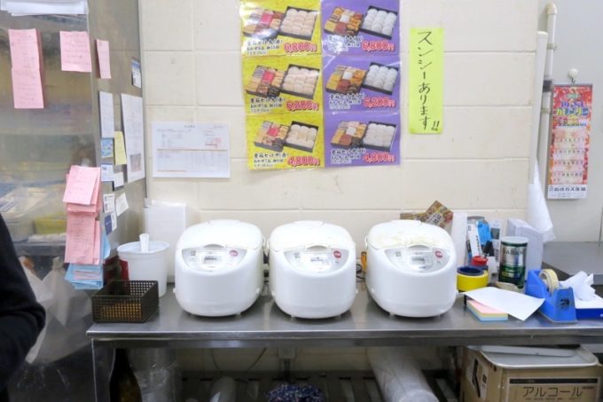 那覇「上間てんぷら店 小禄金城店」レジ奥には3つの炊飯器にそれぞれのご飯が入っている。