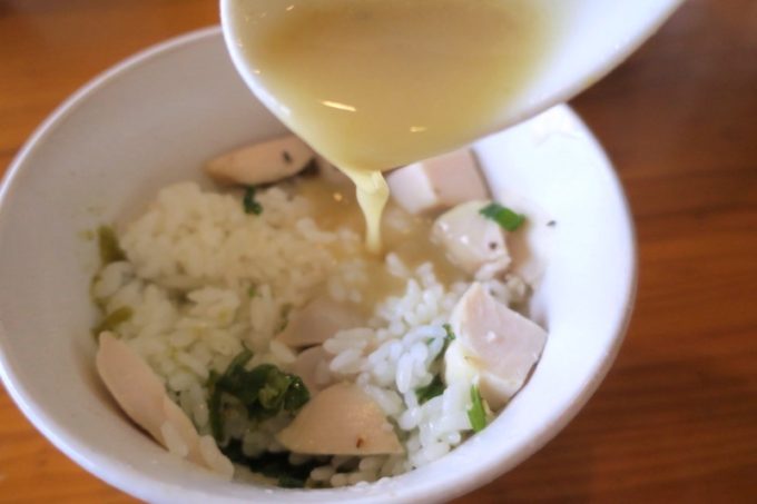 西原「らぁ麺 やな木」鶏チャーシューごはんに鶏白湯をかけて雑炊風にいただく。