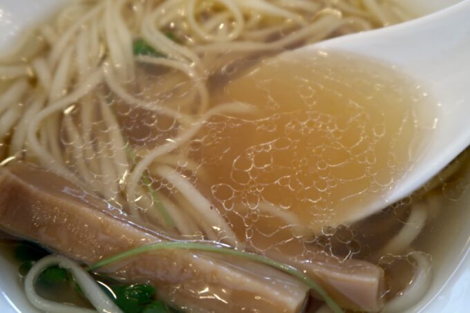 西原町「らぁ麺 やな木」鶏と魚介の白醤油らぁ麺のスープ