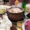 台湾・高雄「現殺霸味薑母鴨」養生セット（1人前TWD600を2セット）や高麗菜（TWD50）などでいっぱいいっぱいのテーブルでグツグツ煮込まれる鴨鍋。