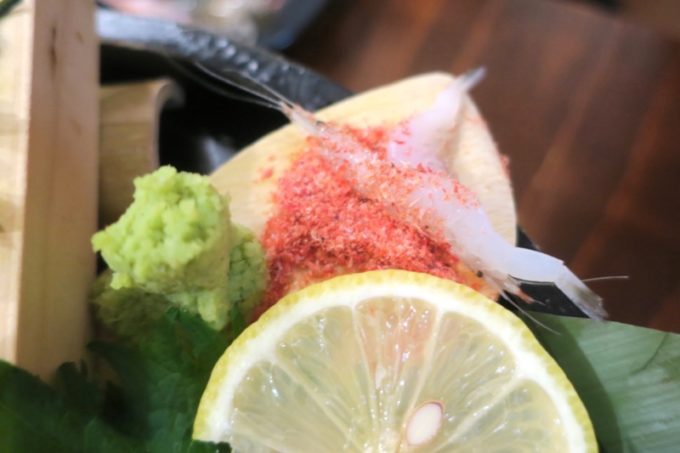 那覇・栄町「えび専門酒場 えびす屋」シロエビは桜エビの調味料をつけて食べた。