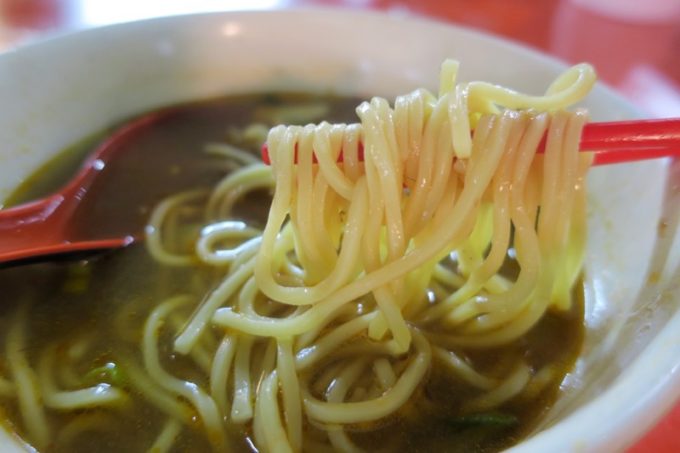 台湾・高雄の「六合夜市」の黄家小館で食べた牛肉湯麺（TWD100）はピリ辛だった。