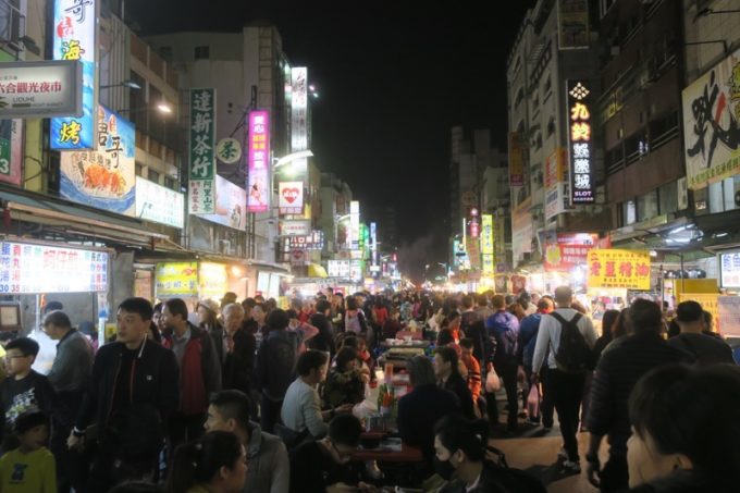 台湾・高雄の「六合夜市」にどんどん人が集まってくる。