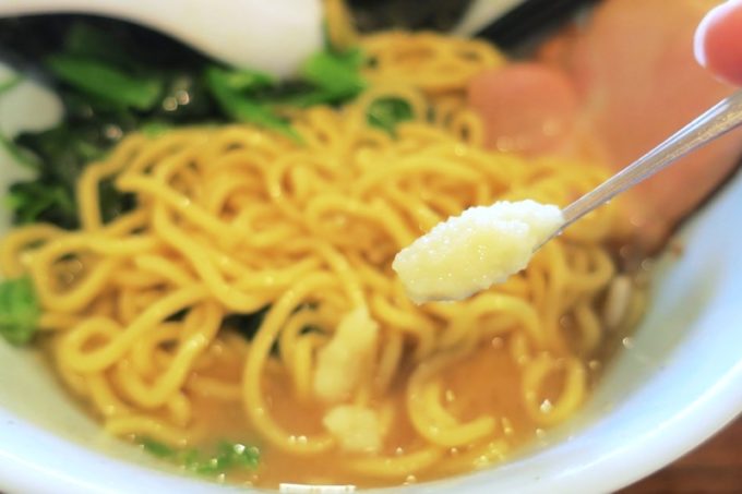那覇・曙「麺処 みな家」豚骨醤油スープには、すりおろしニンニクがピッタリ合う！