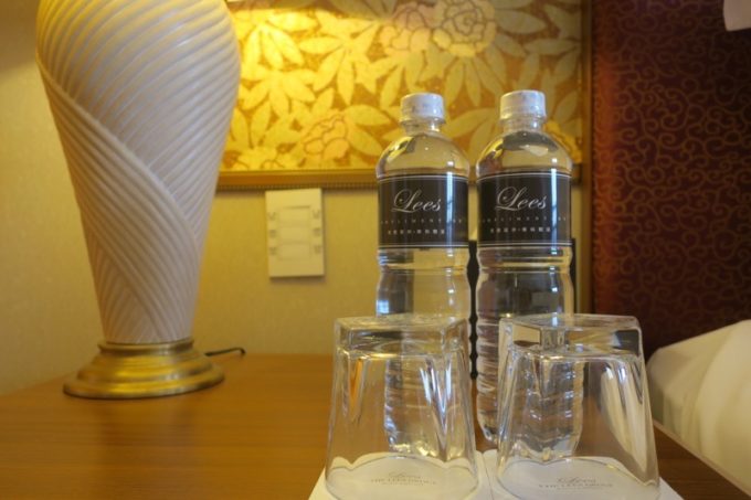 台湾・高雄「リーズホテル（麗尊酒店）」デラックスダブルルームにはミネラルウォーターが2本無料でついてきた。