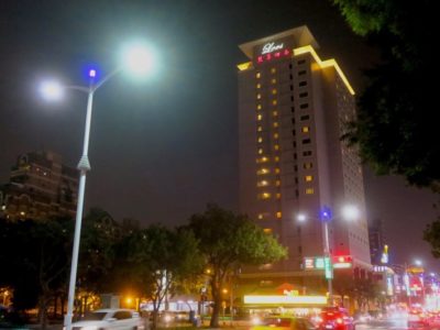 台湾・高雄「リーズホテル（麗尊酒店）」の外観（夜間）