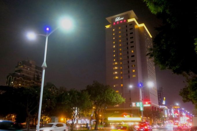 台湾・高雄「リーズホテル（麗尊酒店）」の外観（夜間）