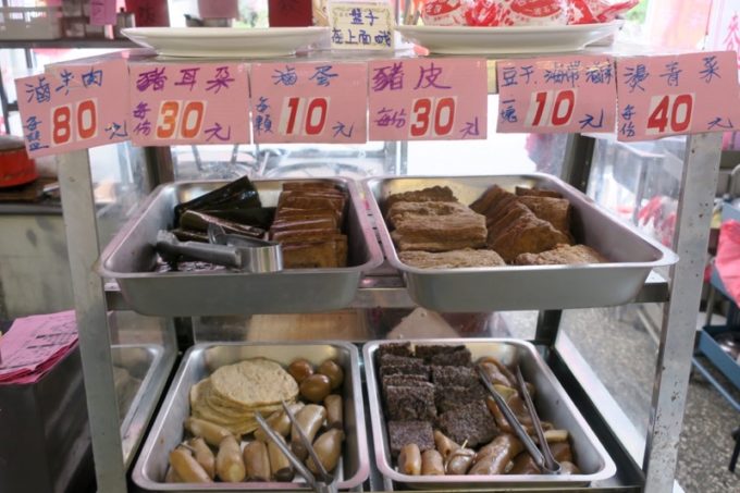 台湾・高雄「廈門麵食館」の滷味を自分で選ぶ。