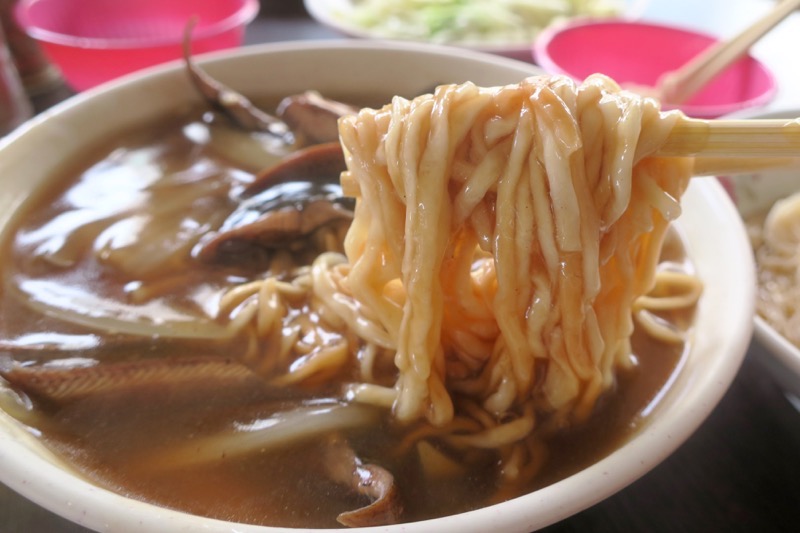 台湾・台南「阿輝炒鱔魚」鱔魚意麵煉は低温油で調理されたフライ麺とタウナギが入った甘じょっぱい温麵だった。