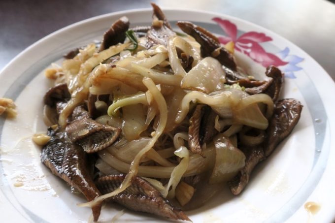 台湾・台南「阿輝炒鱔魚」乾炒鱔魚意麵 （TWD180）というタウナギの焼きそば。