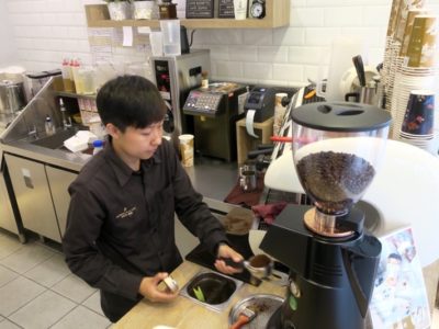 台湾・高雄「百瓦哥咖啡」でコーヒーを2つオーダーした。