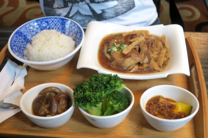 台湾・高雄国際空港のレストラン「鄧師傅」でご主人サマーが食べた筍絲扣肉飯（TWD165）は定食スタイルでやってきた。