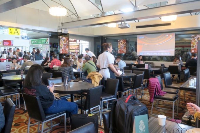 台湾・高雄国際空港の出発ロビー3階にあるレストラン「鄧師傅」の店内客席の様子。