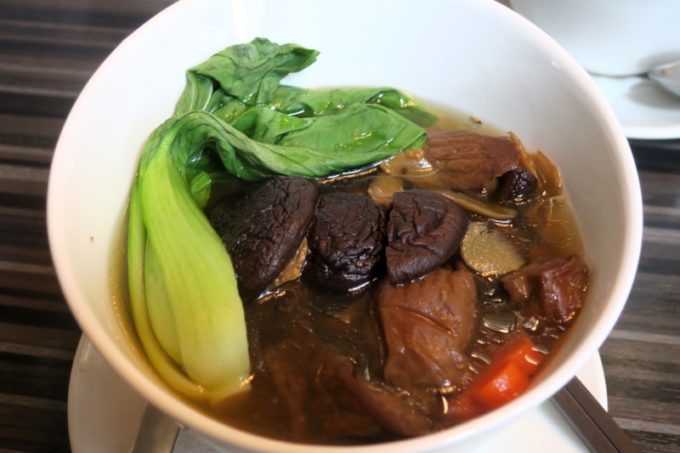 台湾・高雄国際空港のレストラン「鄧師傅」で食べた麻香鮮菇蔬食麵（TWD165）