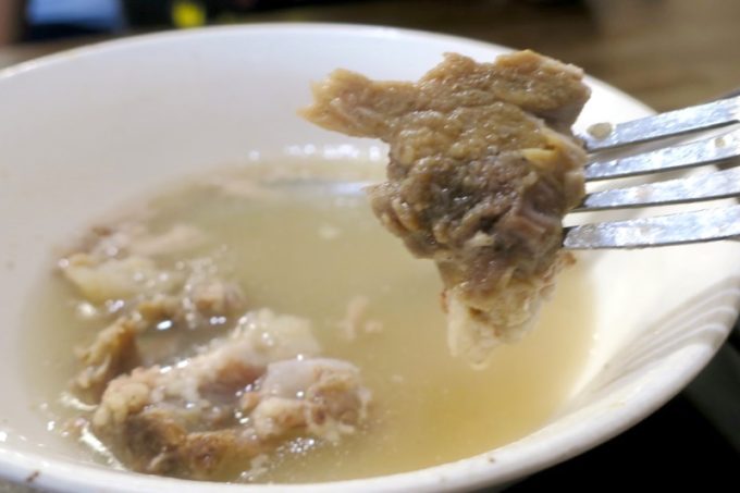 台湾・高雄「郭家肉粽」四神湯に入ってた豚足の肉。