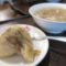 台湾・高雄「郭家肉粽」で食べた肉粽（ピーなるパウダー抜き、TWD30）と四神湯（TWD25）