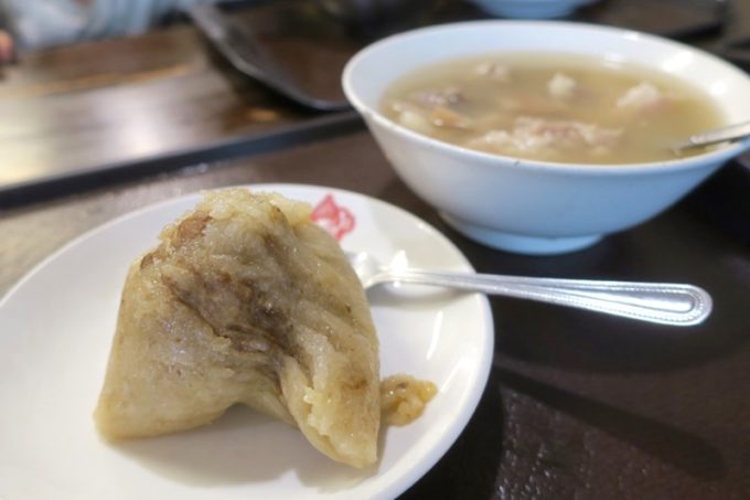 台湾・高雄「郭家肉粽」で食べた肉粽（ピーなるパウダー抜き、TWD30）と四神湯（TWD25）